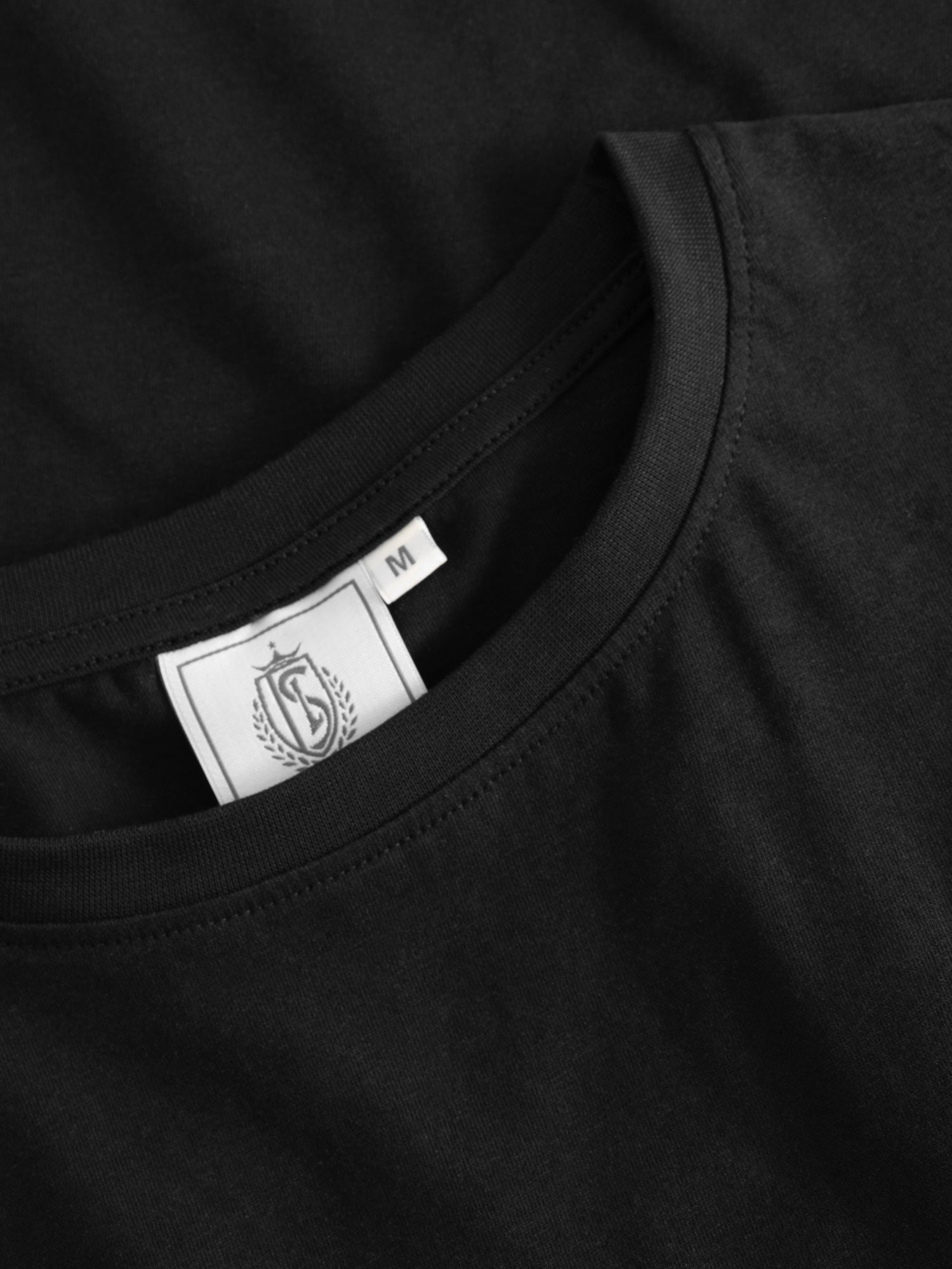 T-SHIRT NOIR BLASON ROUGE