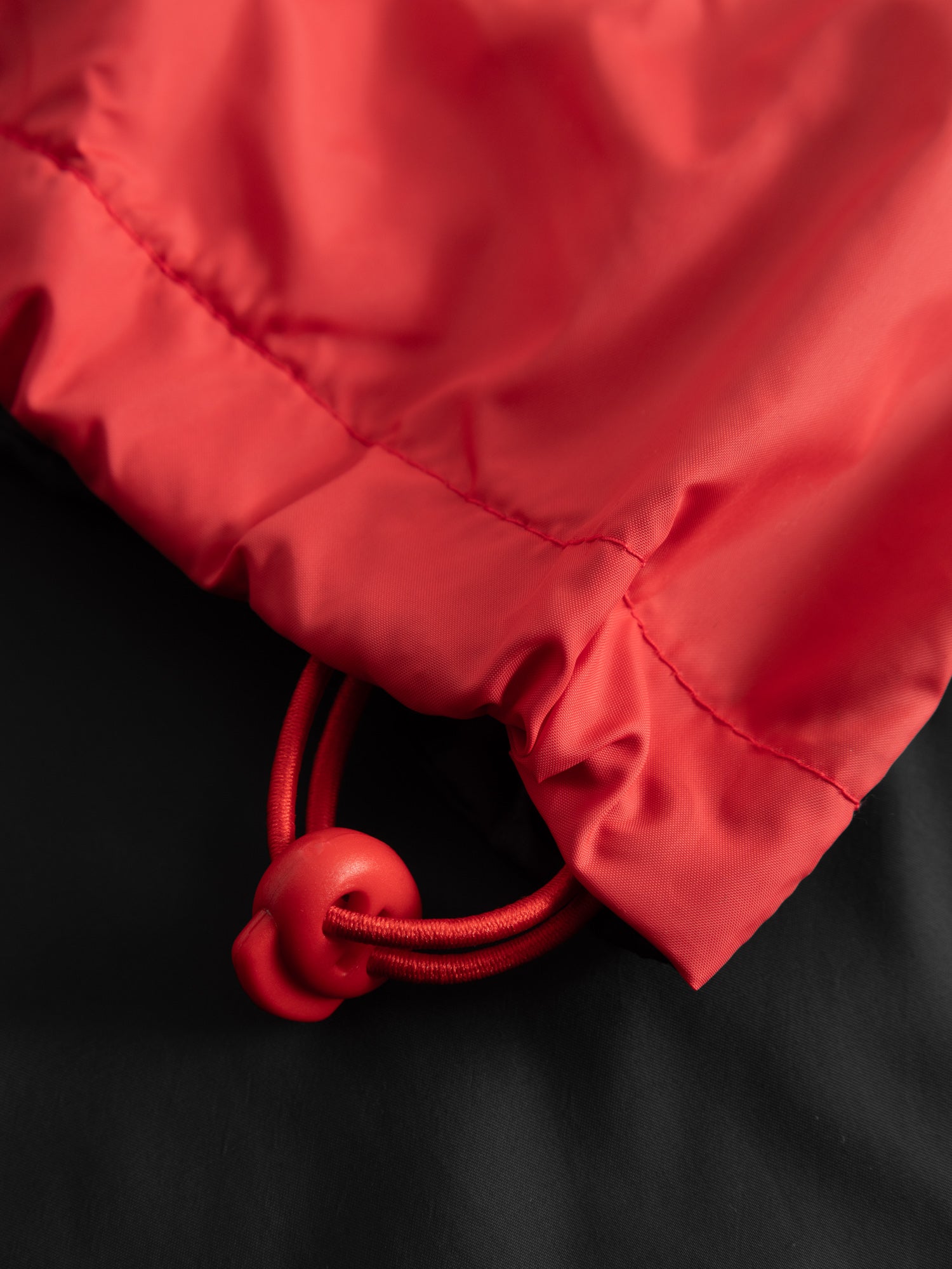 VESTE COUPE VENT NOIRE ET ROUGE