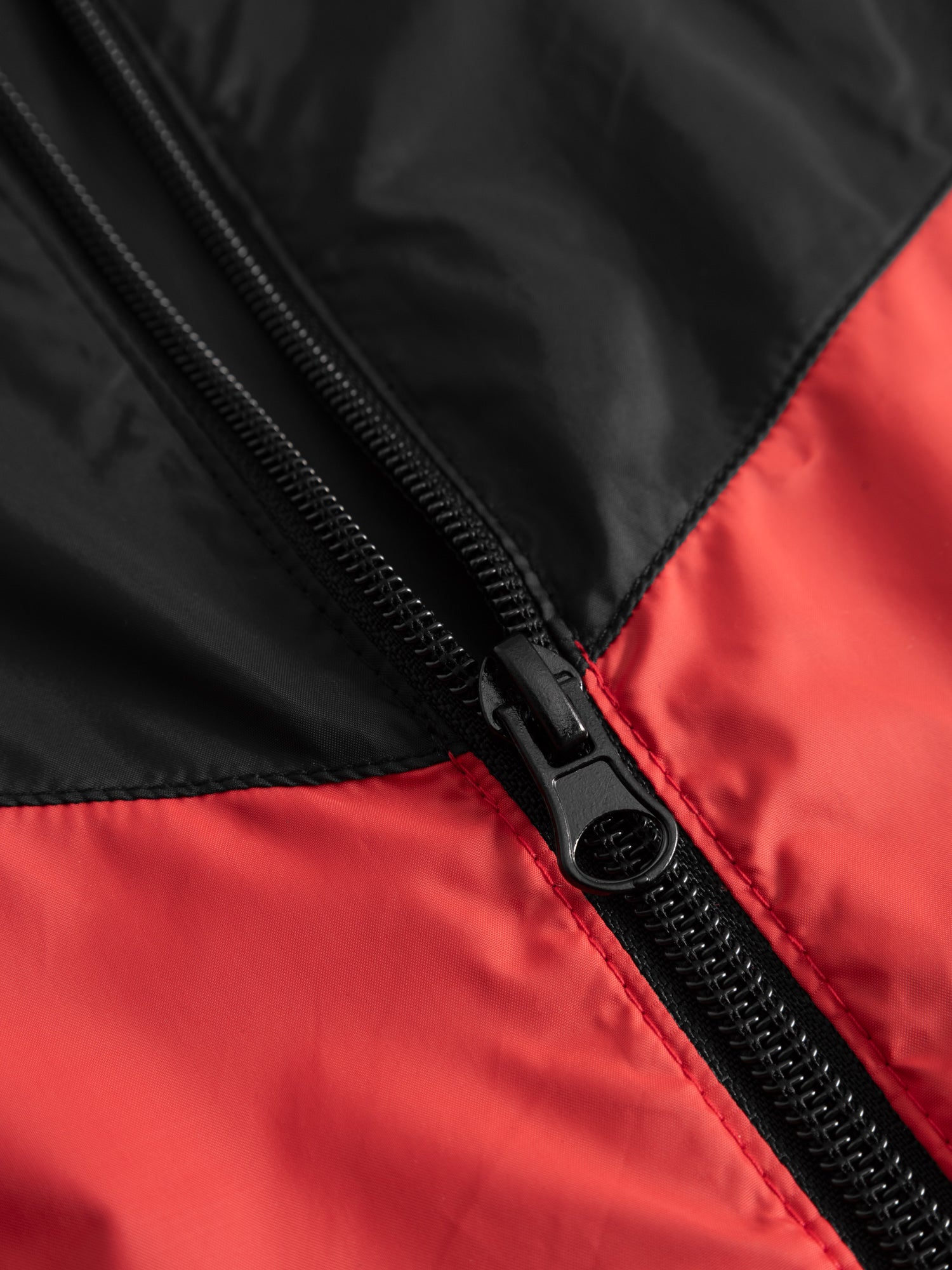 VESTE COUPE VENT NOIRE ET ROUGE