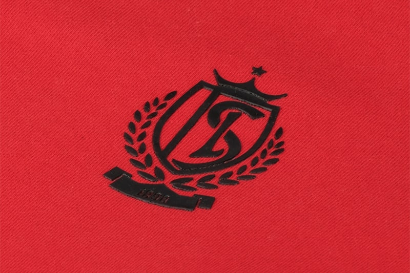 SWEAT A CAPUCHE ROUGE ET NOIR