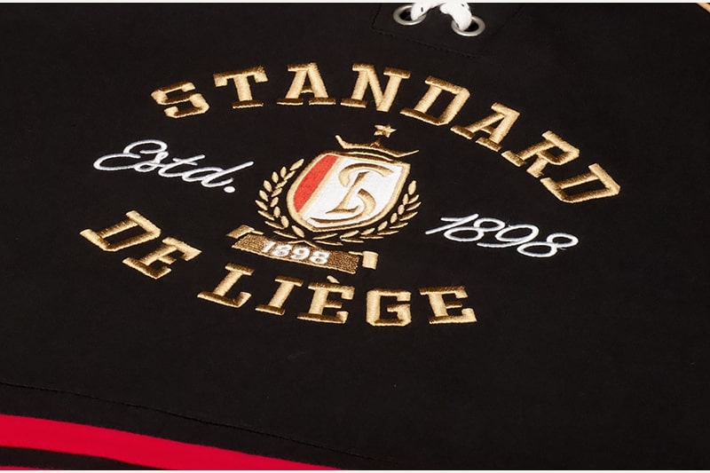 ZWARTE HOODIE MET RODE STREPEN