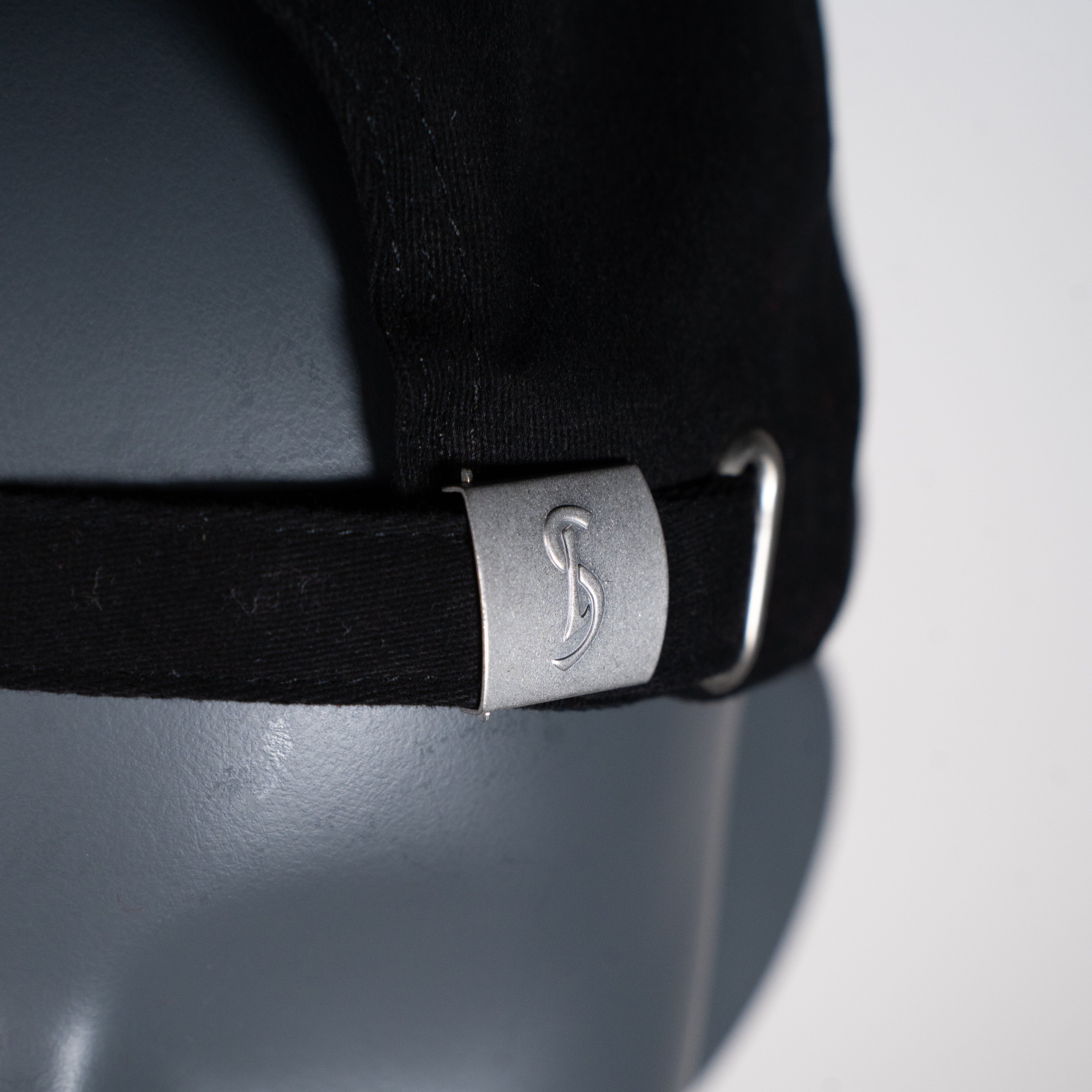CASQUETTE NOIRE LOGO BRODÉ COULEUR