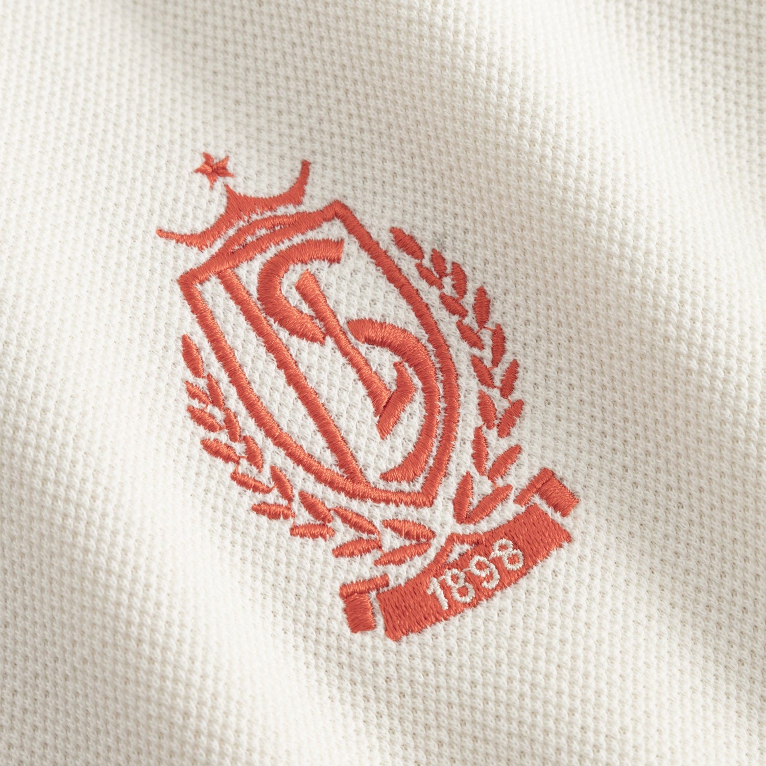 PULL PIQUE BLANC BLASON ROUGE